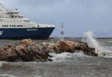 Δεμένα τα καράβια – Απαγορευτικό από και προς Τήνο