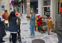 Γέμισε παιδικές φωνές η αγορά της Τήνου