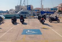 Αυστηρά μέτρα ασφαλείας, καθημερινή πεζοδρόμηση και νέες υποδομές προσβασιμότητας στην παραλιακή ζώνη Τήνου