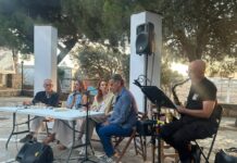 Το «Υπουργείο Μοναξιάς» ταξίδεψε στην Τήνο και κέρδισε το κοινό